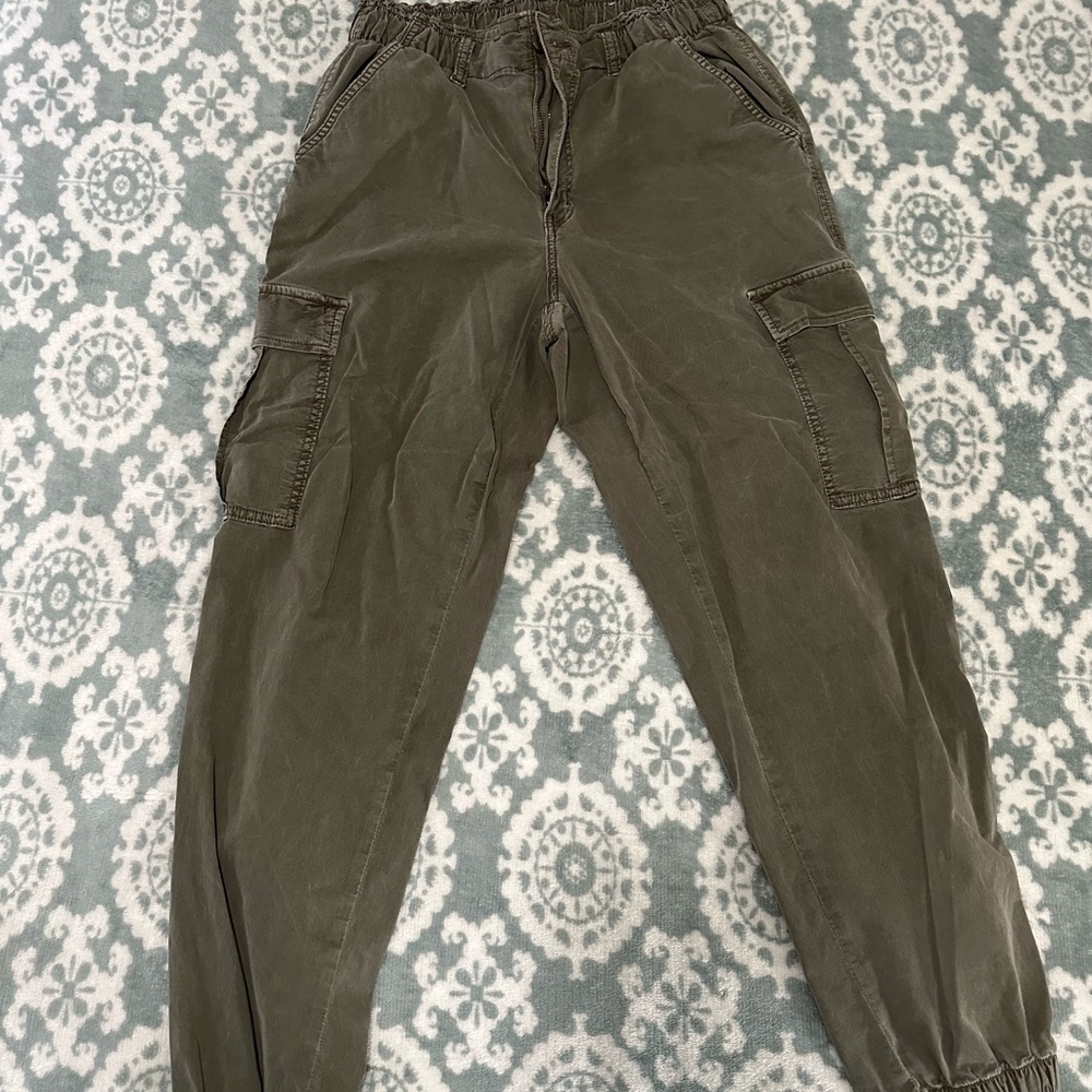 Women’s  Olive Cargo Pants